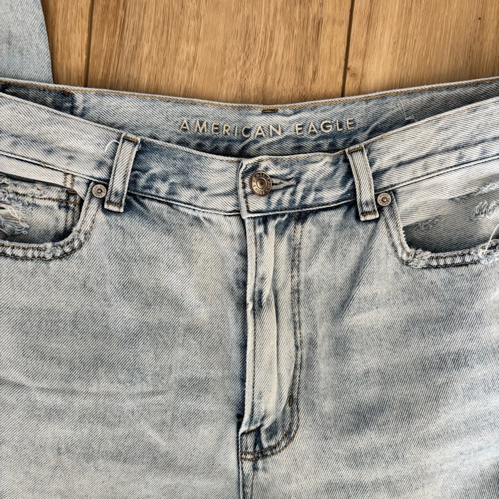 American Eagle Mom Jeans Light Wash Size 12 X-Long High Rise Distressed AE Denim - Picture 3 of 8